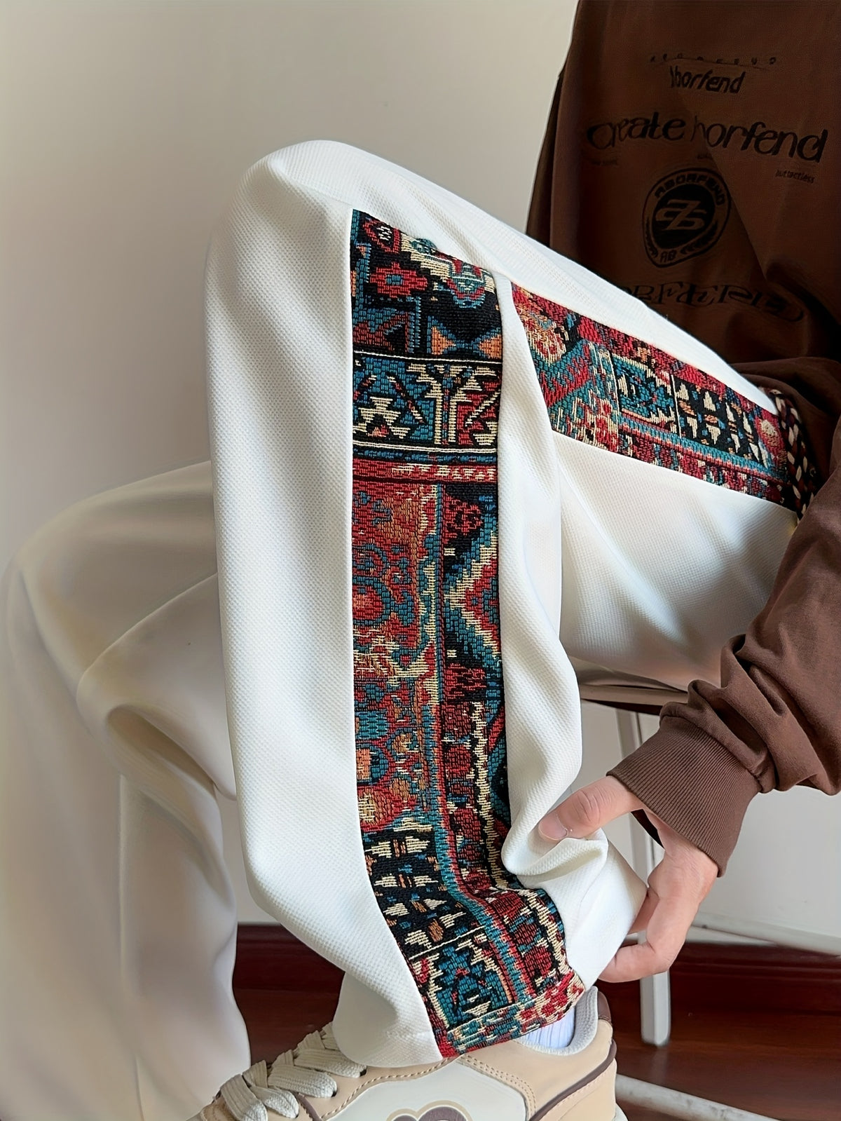 Men'S Fashionable Casual Sports Straight-Leg Pants Featuring Ethnic Style Patchwork, Embroidery Craftsmanship, And an Elastic Drawstring Waist, Perfect for Everyday Wear in Autumn And Winter